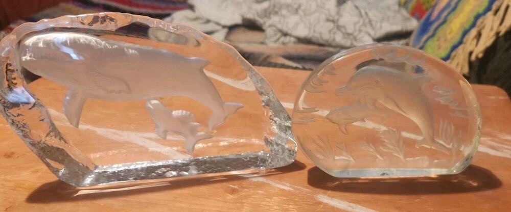 Pair of etched glass bookends, 1 dolphins/1 whales, look of ice,abt 8" preowned